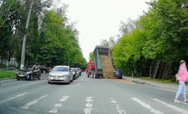 Un camion șia descărcat bena din greșeală pe o stradă din Chișinău