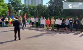 La acțiunea de protest din fața Parlamentului au venit zeci de cetățeni 