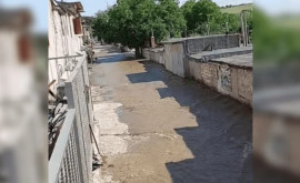 Прорванная труба затопила гаражи в столичном районе