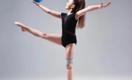 O fetiță de 7 ani cu un picior amputat a cîștigat aurul la un concurs de gimnastică