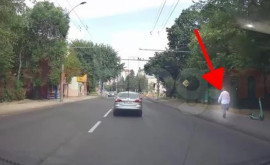 Un pieton șia încercat norocul accident evitat în ultima secundă