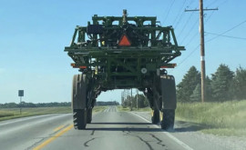 Imagini incredibile O mașină cu moldoveni a trecut pe sub un tractor