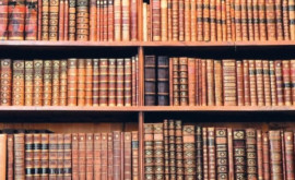 Zeci de cărți rusești rare furate dintro bibliotecă din Varșovia