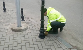 В центре столицы восстановили антипарковочные столбики