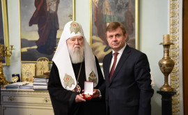 Patriarhul Kievului ia înmînat Ambasadorului Republicii Moldova Ordinul Sfîntul Nicolae 