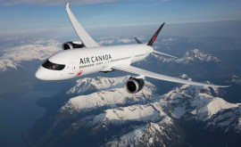 Пассажир Air Canada открыл дверь самолета и упал на взлетнопосадочную полосу 