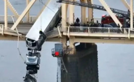 Чудесное спасение в США водителя вызволили из повисшего над рекой грузовика