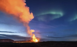 O erupție vulcanică din Islanda surprinsă pe fundalul aurorei boreale