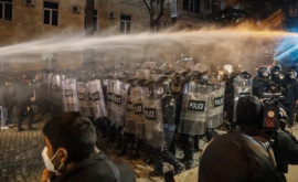 Спецназ применил газ и водометы на митинге у здания парламента в Тбилиси