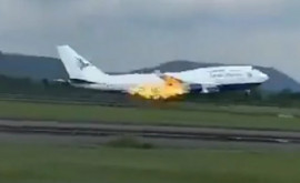 Un avion cu sute de pasageri a aterizat de urgență după ce a luat foc unul dintre motoare