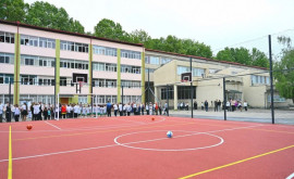 Terenul de sport al unui liceu din capitală inaugurat după reabilitare totală