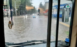 Дождь нарушил движение троллейбусов в Кишиневе