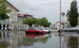 Ploaia a făcut ravagii pe unele străzi din Chișinău