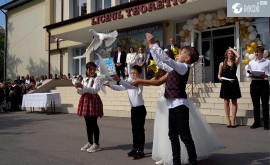 Adio an școlar la revedere dragi profesori și colegi Ultimul sunet de clopoțel a răsunat în toate școlile din Moldova