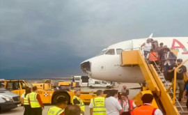 Повезло пассажиры остались живы после того как в полете отломилась носовая часть самолета