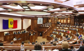 Депутаты оппозиции в знак протеста покинули заседание парламента