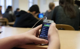 Elevii din Los Angeles fără telefoane mobile în timpul lecțiilor