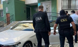 Таможенник и его сообщник по делу о взятке в тысячи евро арестованы