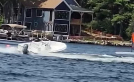 O barcă scăpată de sub control pe un lac oprită can filmele de acțiune