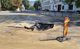 В центре Кишинева появилась яма диаметром несколько метров