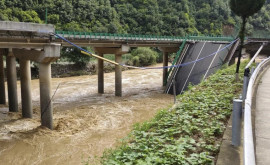 В Китае обрушился автомобильный мост есть много жертв