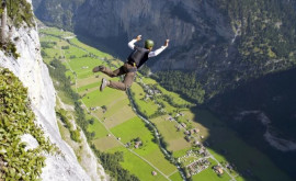 Un american a sărit de pe un munte echipat în costum de covor zburător