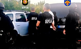 Un polițist reținut chiar în momentul cînd lua mită