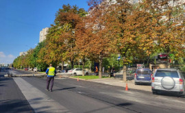 Un pilon sa prăbușit pe un bulevard aglomerat din Chișinău