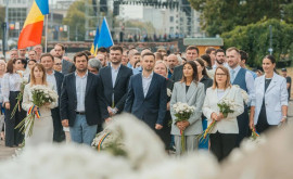 Conducerea Primăriei Chișinău a depus flori de Ziua Independenței