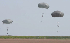 Exercițiu NATO Parașutiștii au aterizat în cinci țări NATO și în Moldova 