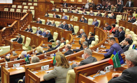 Инициатива Додона по изменению Конституции вызвала критику депутатов