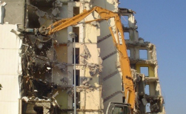 Clădire cu 7 etaje în proces de demolare prăbușită peste excavator VIDEO