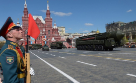В параде на Красной площади принимают участие новейшие образцы военной техники ВИДЕО