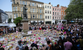 Тысячи британцев почтили память о жертвах теракта в Манчестере минутой молчания 