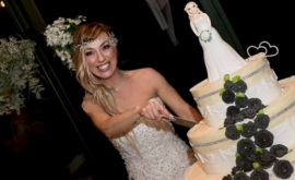 O femeie din Italia sa căsătorit cu ea însăşi