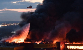 В Москве крупный пожар горит строительный рынок
