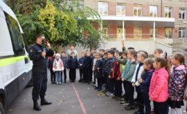 Полицейские в столичном Теоретическом лицее им Михая Эминеску