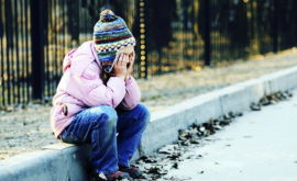 O fetiţă de aproape 3 ani găsită singură pe străzile din Băcioi