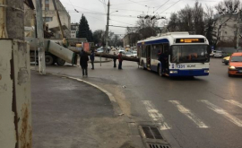 Cine va repara uşa troleibuzului avariat în această după amiază