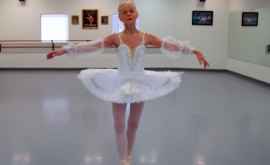 La 77 de ani o balerină evoluează pe scenă şi are o siluetă de invidiat VIDEO