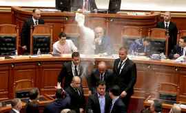 Премьерминистра Албании забросали яйцами в парламенте ВИДЕО