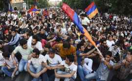 Proteste în Armenia Manifestanţii cer demisia premierului şi alegeri anticipate