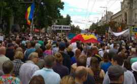 Protestatarii au pornit întrun marș pe străzile orașului