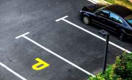 În Chișinău a apărut un loc de parcare destinat doar pentru două mașini FOTO 