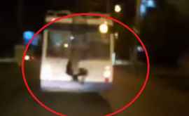 Un amator de călătorii extremale cu troleibuz surprins pe video