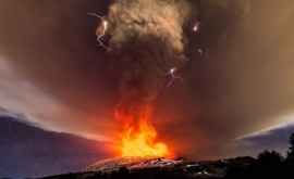 Мощные взрывы на вулкане Этна в Италии