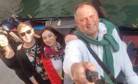 O interpretă de la noi cîntă pe gondole turiștilor din Veneția