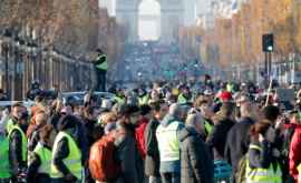 Несколько тысяч жёлтых жилетов вышли на улицы Парижа