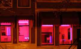 Амстердам запретит туры в квартал красных фонарей