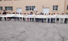 Поздравление длиной 30 метров продемонстрировали первоклассники столичного лицея ФОТО